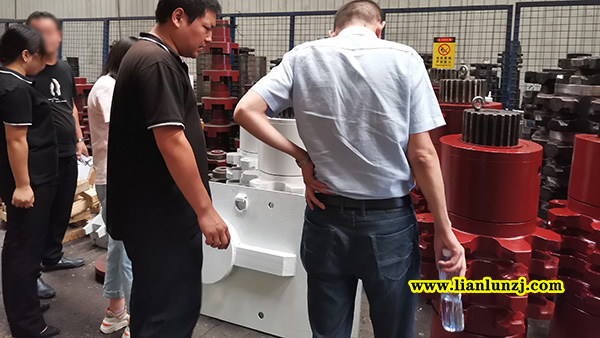 貴陽彭總開展刮板機(jī)配件業(yè)務(wù)，來我廠考察參觀！